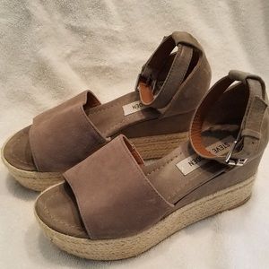 STEVE MADDEN grey suede wedges